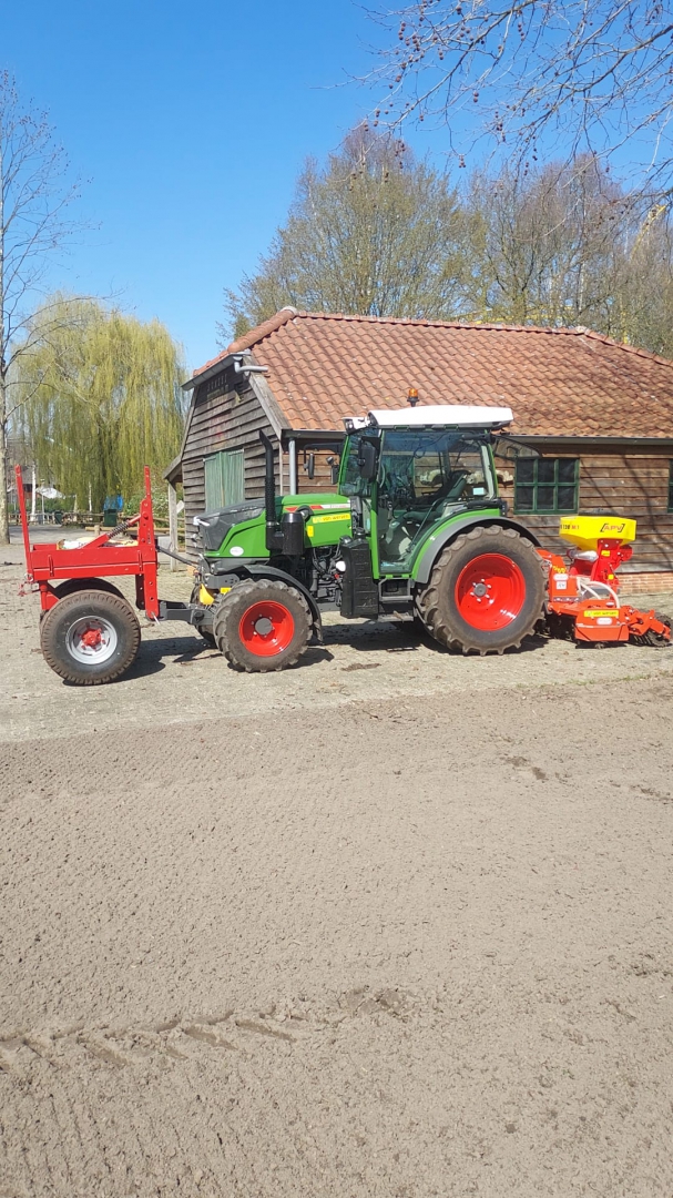 Smalspoortrekker met zaaimachine en roterende schudeg